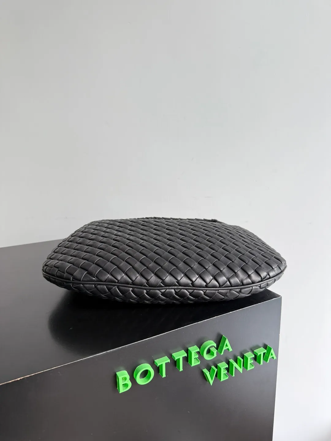 Batch 1720 BV Bottega Veneta's new early spring women's shoulder bag. The soft and delicate Hobo bag in small size is shipped! Many friends are waiting for this bag. It has a round shape and a large capacity. It can hold a 50-fold umbrella inside. Babies with a lot of daily items do not need to worry about the capacity of this bag. It is a practical bag for traveling and commuting. Although it is fluffy, it is soft and comfortable when carried on one shoulder. It has a modern and retro feel. Model No.: 856736 Size: 35*21*5cm